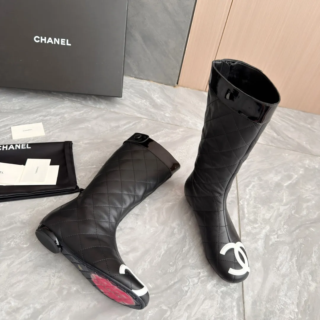 👟👟Ex-factory price 1040👟👟 High version of Chanel CHANEL, 🌞🌞🌞The latest boots from Xiaoxiang 2025 autumn and winter counter, a must-have item for this autumn and winter! ! Ms. Chanel loves simple yet irresistible combinations to show her unique style. Mix and match freely to shine⚡Follow Grandma’s fashion steps! ! ! The top-notch craftsmanship and texture are perfectly presented. No matter any details, you can compare them with the counters. The best quality products can be entered and exited from the counters at will! ! ❶Material: imported cowhide ❷Inner lining: sheepskin lining ❸Feet: sheepskin lining ❹Outsole: original molded sole ❺Heel height: 2 cm ❻Boot shaft height: 13 inches ❼Number: 35-40 (40 and 41 are customized and cannot be returned)